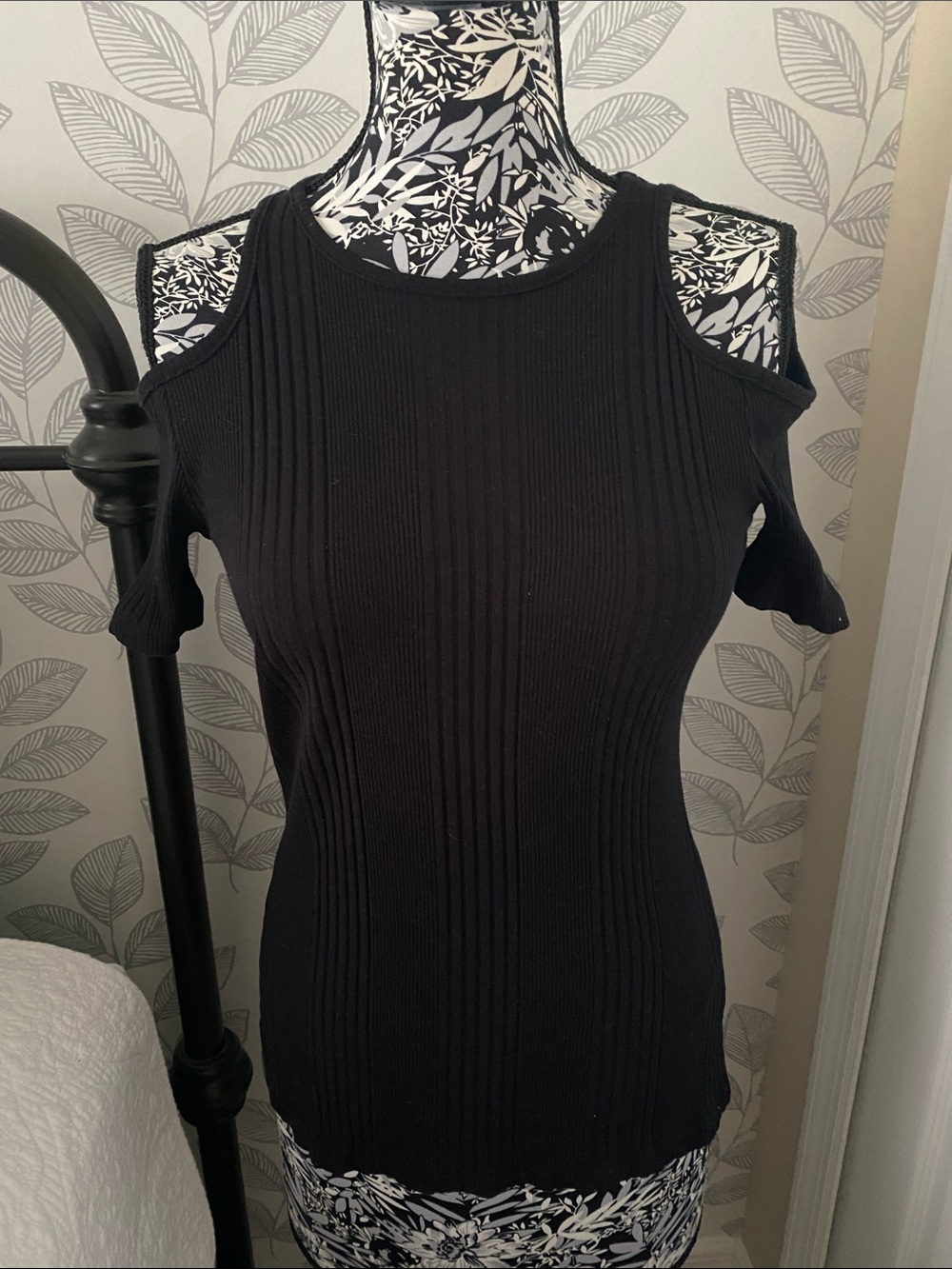 FRAME body con cold shoulder ribbed black tee short sleeve